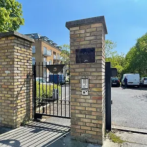 Comfortable 2-bedroom Near Airport Lejlighed