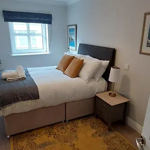 Tastefully Refurbed 2bed - 3 Mins To Trinity & Docks Apartment *