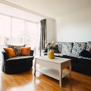 Goldenglow 15 Min Airport Apartment *