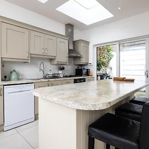 Large 3 Bed Family - 5 Min From Train Station Holiday home