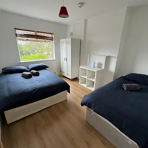 Guest house Nice Triple At 2 Iveragh Rd-6 *