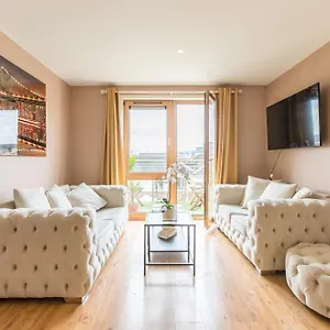 Stylish At Aviva Apartment *