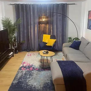 Apartment Charming 3-bedroom Modern In *