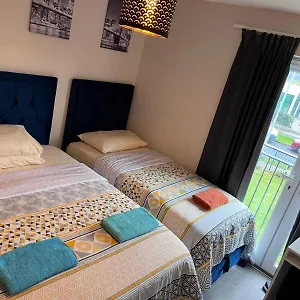 Lovely Twin With Ensuite Bathroom 15 Mins From Airport Homestay *