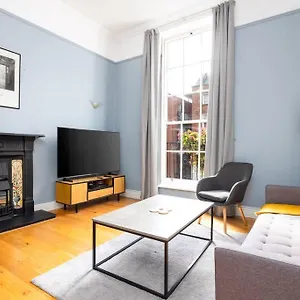 2bed Flat With Private Balcony And Fireplace