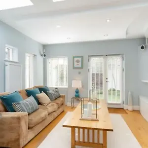 Refurbished Traditional Townhouse Holiday home *