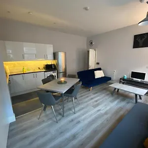 Modern And Spacious City Centre Apartment *