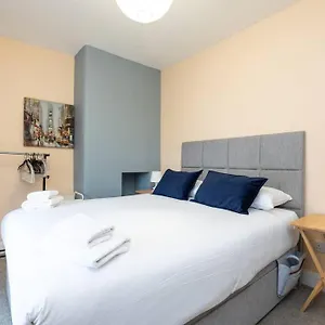 Super 2-bed House 5 Min To Harcourt Tram Stop Dublin