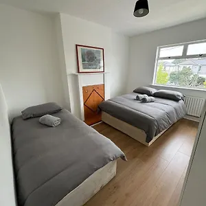 Guest house Nice Triple At 2 Iveragh Rd-7 *