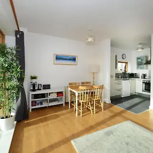 Bright 2bd Flat With Private Balcony - Apartment Dublin