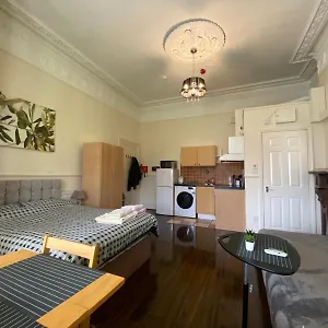 Spacious Victorian Apartment *