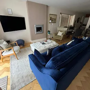 Modern 3 Bedrooms Near Dundrum Apartment *
