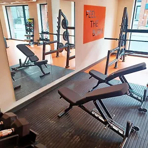 Students Only Experience Modern Comfort In A Brand New Located In The Heart Of 아파트