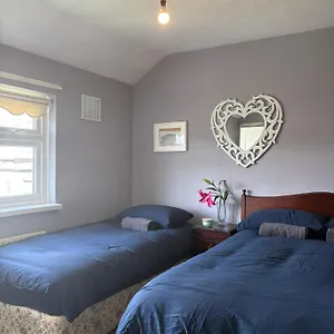 Superb Triple Near Airport - 4 *