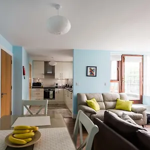 Spacious 2-bedroom Near O'connell St Apartment *