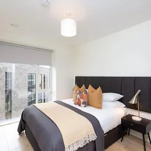 Homestay Deluxe Bedroom With Gym & Lounge